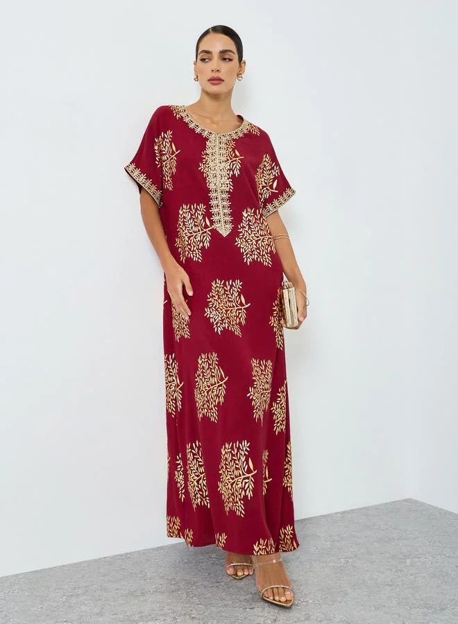 تايك تو جلابية بطبعة شجر وتفاصيل ذهبية